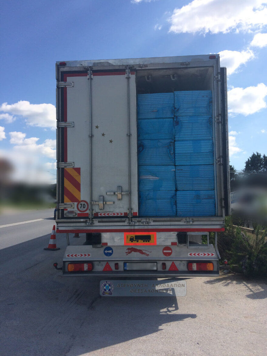 Θεσσαλονίκη: Μετέφερε 59 παράνομους μετανάστες σε κρύπτη στο φορτηγό του - Δείτε φωτογραφίες