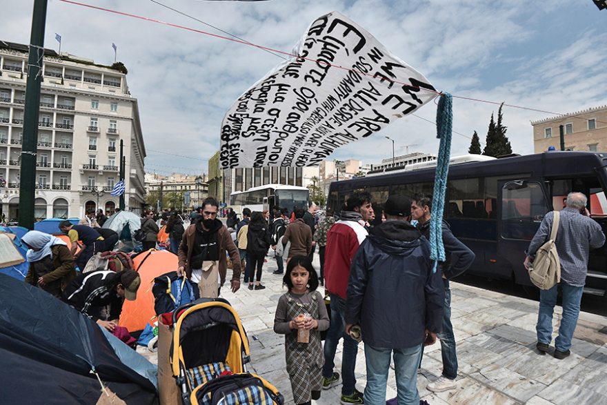 Αποχώρησαν οι μετανάστες από το Σύνταγμα - Βίτσας : Πρέπει να σέβονται τις αρχές της ελληνικής κοινωνίας