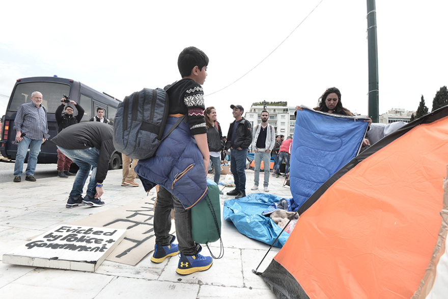 Αποχώρησαν οι μετανάστες από το Σύνταγμα - Βίτσας : Πρέπει να σέβονται τις αρχές της ελληνικής κοινωνίας