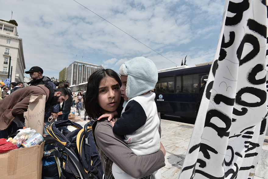 Αποχώρησαν οι μετανάστες από το Σύνταγμα - Βίτσας : Πρέπει να σέβονται τις αρχές της ελληνικής κοινωνίας