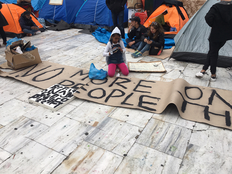 Αποχώρησαν οι μετανάστες από το Σύνταγμα - Βίτσας : Πρέπει να σέβονται τις αρχές της ελληνικής κοινωνίας