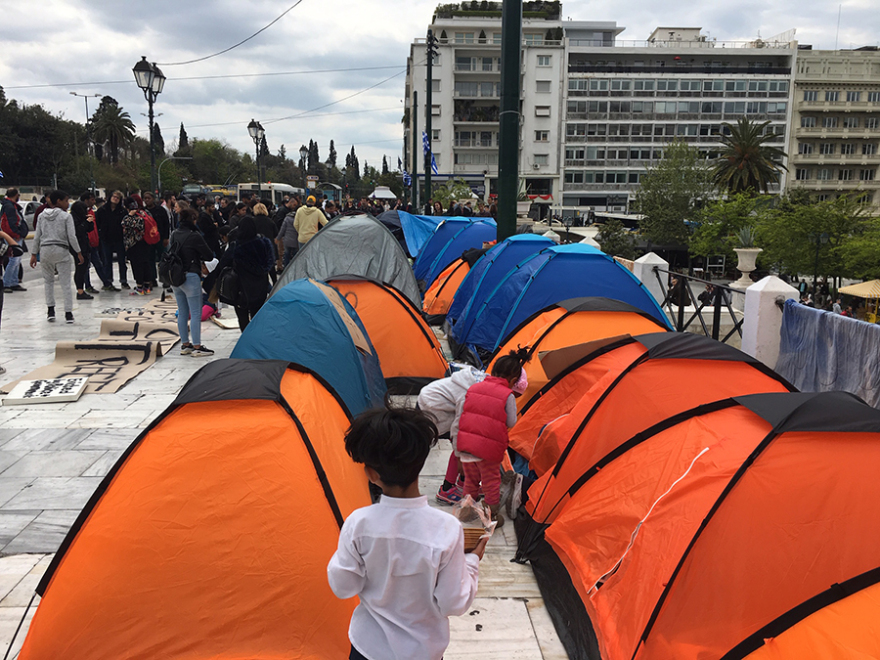 Αποχώρησαν οι μετανάστες από το Σύνταγμα - Βίτσας : Πρέπει να σέβονται τις αρχές της ελληνικής κοινωνίας