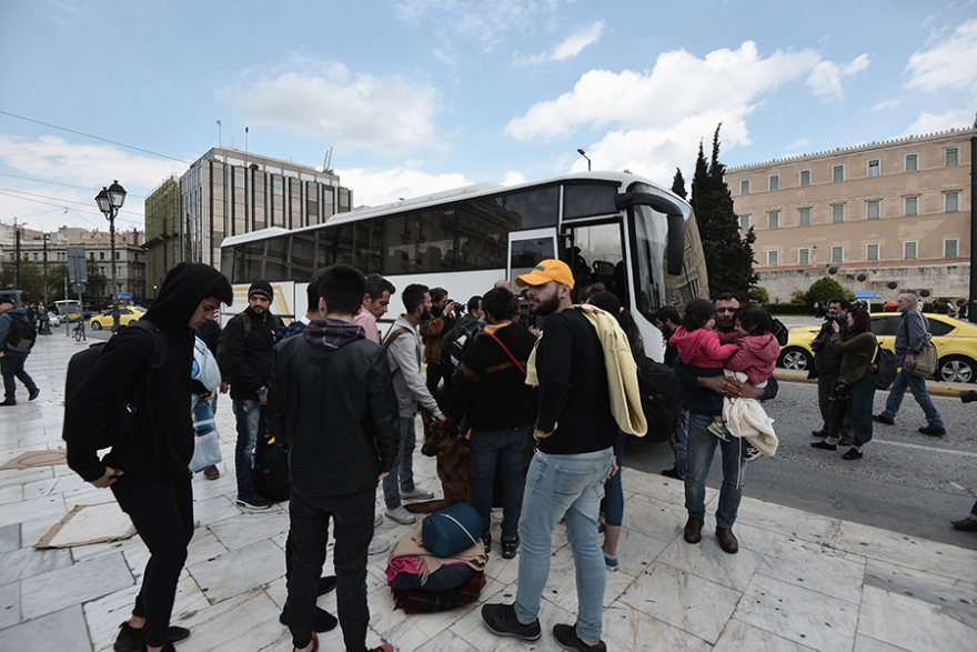 Αποχώρησαν οι μετανάστες από το Σύνταγμα - Βίτσας : Πρέπει να σέβονται τις αρχές της ελληνικής κοινωνίας