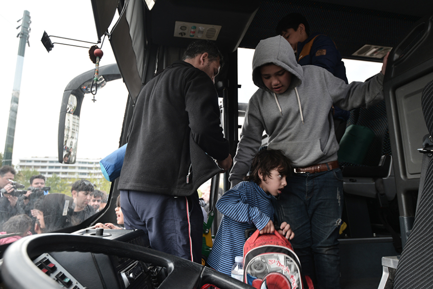 Αποχώρησαν οι μετανάστες από το Σύνταγμα - Βίτσας : Πρέπει να σέβονται τις αρχές της ελληνικής κοινωνίας