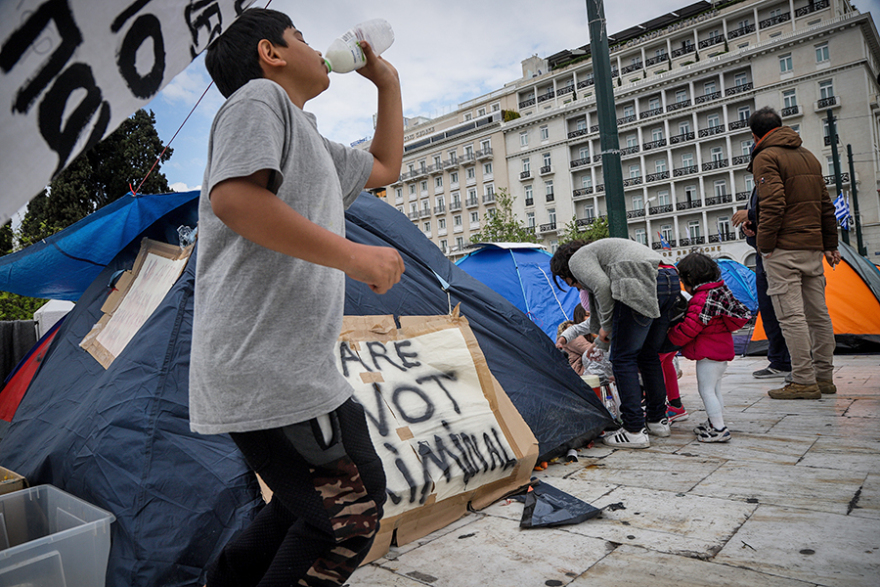 Αποχώρησαν οι μετανάστες από το Σύνταγμα - Βίτσας : Πρέπει να σέβονται τις αρχές της ελληνικής κοινωνίας