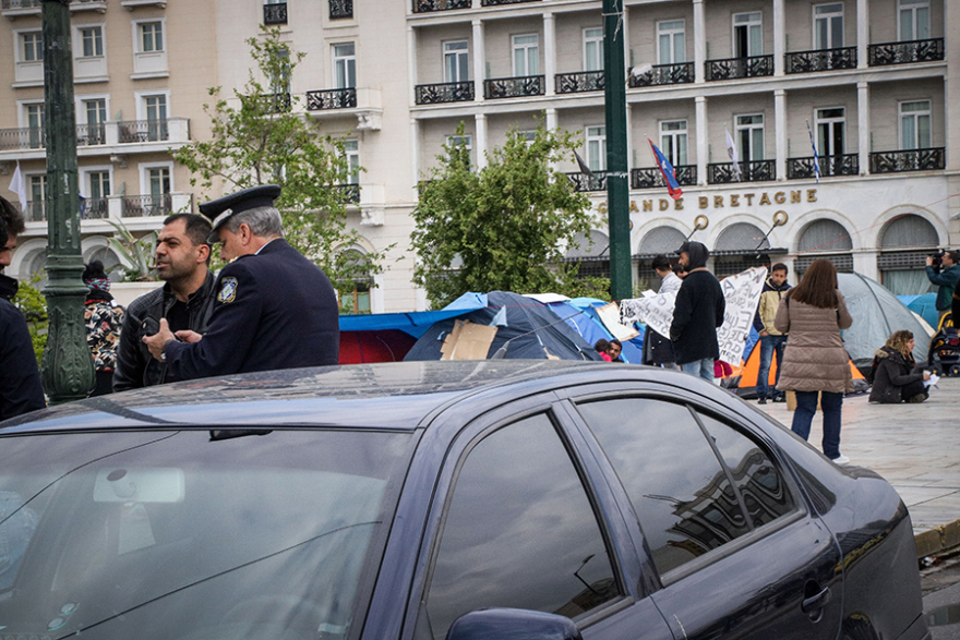 Αποχώρησαν οι μετανάστες από το Σύνταγμα - Βίτσας : Πρέπει να σέβονται τις αρχές της ελληνικής κοινωνίας