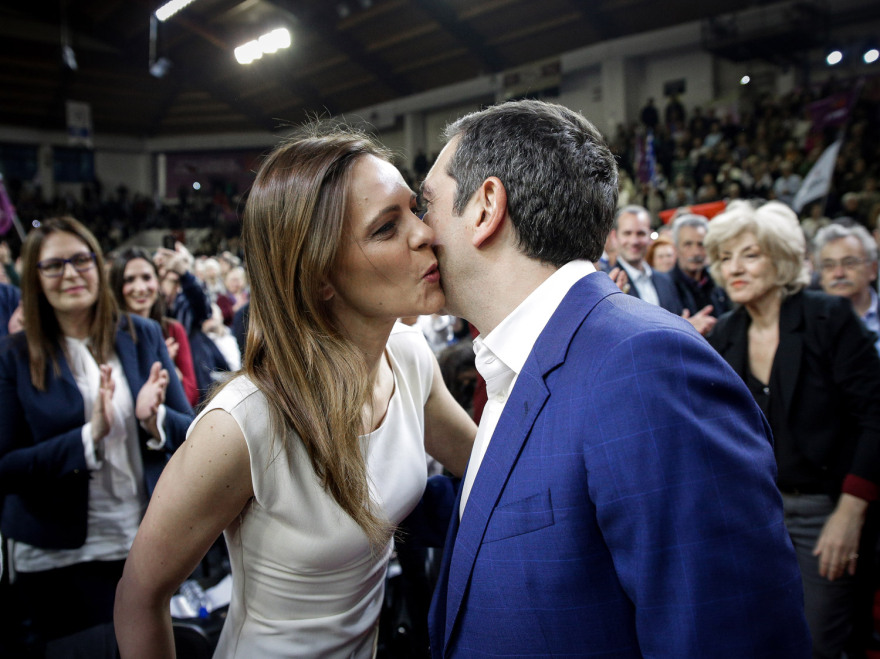  Το φιλί της Αχτσιόγλου στον Τσίπρα - Δείτε φωτογραφίες από την εκδήλωση στην Πάτρα