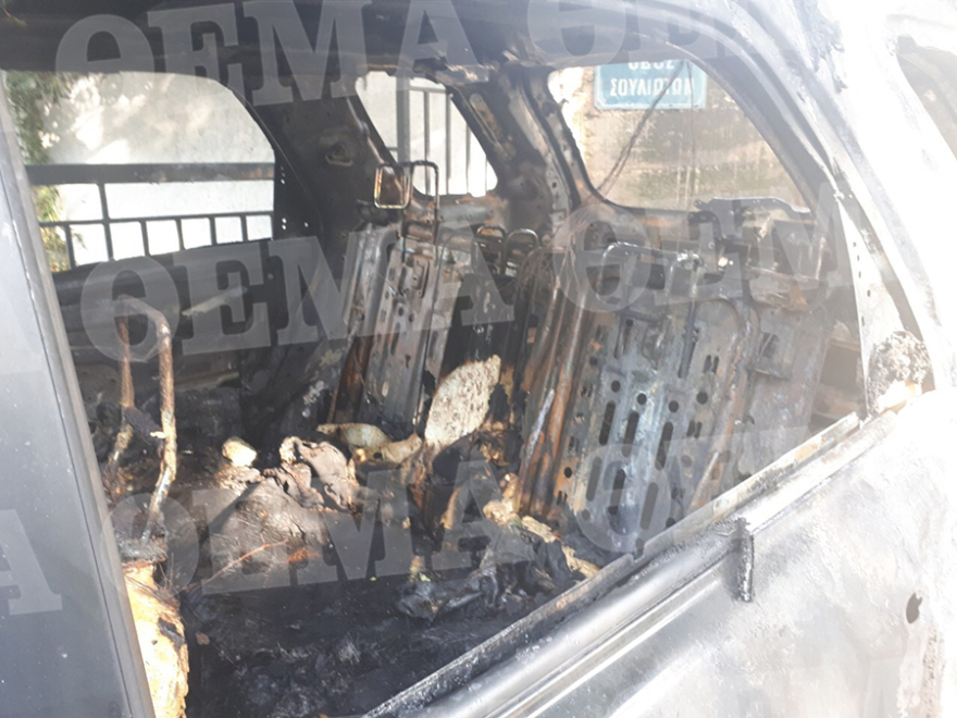 Τρόμος τα ξημερώματα στον Καρέα - Άγνωστοι έκαψαν αυτοκίνητα και μηχανές