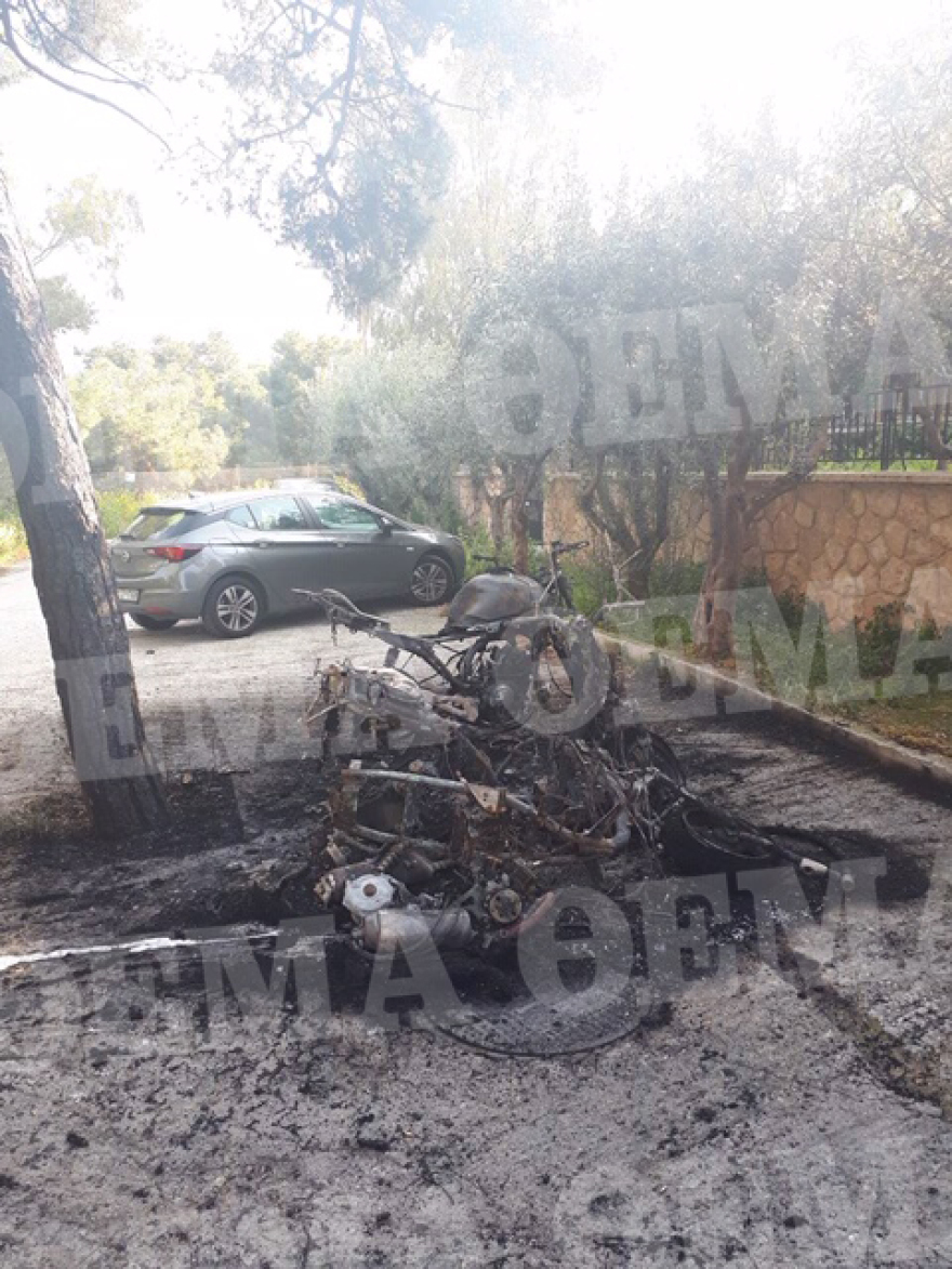 Τρόμος τα ξημερώματα στον Καρέα - Άγνωστοι έκαψαν αυτοκίνητα και μηχανές