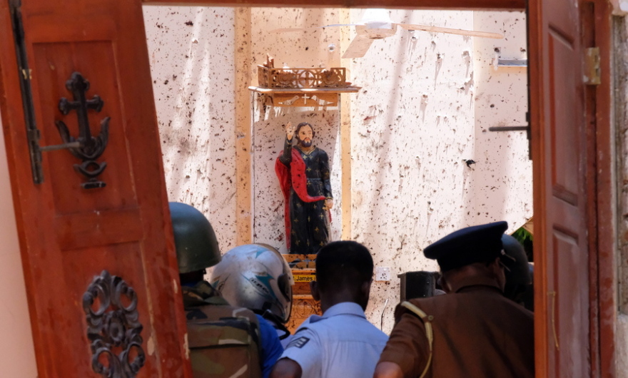 Μακελειό στη Σρι Λάνκα: Η στιγμή που καμικάζι μπαίνει σε εκκλησία πριν πυροδοτήσει τα εκρηκτικά