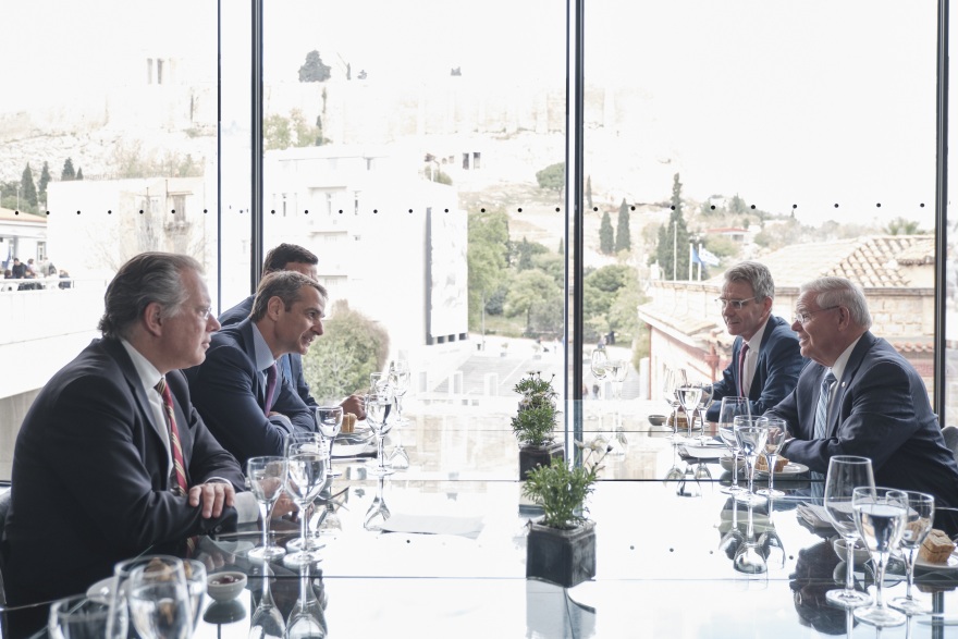 Μητσοτάκης σε Μενέντεζ: Είμαστε απέναντι στο αυταρχικό καθεστώς Μαδούρο