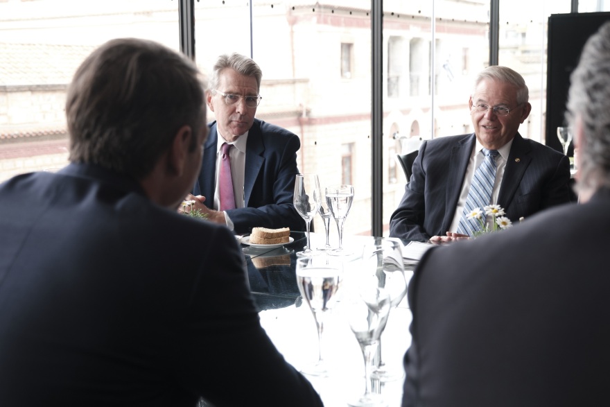 Μητσοτάκης σε Μενέντεζ: Είμαστε απέναντι στο αυταρχικό καθεστώς Μαδούρο