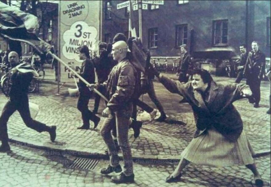 Σουηδία: Η «τσαντιά» που έφαγε στο κεφάλι ένας νεοναζί από μια γυναίκα το 1985 έγινε... άγαλμα