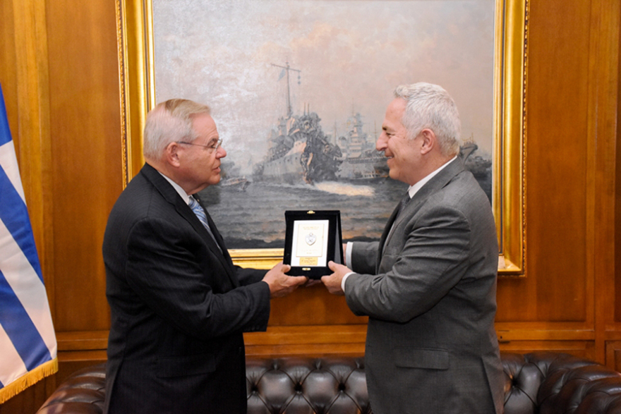 Στην Αθήνα ο Αμερικανός γερουσιαστής Μενέντεζ - Συναντήθηκε με τον υπουργό Άμυνας Αποστολάκη