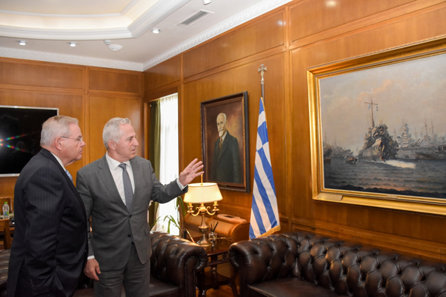 Στην Αθήνα ο Αμερικανός γερουσιαστής Μενέντεζ - Συναντήθηκε με τον υπουργό Άμυνας Αποστολάκη