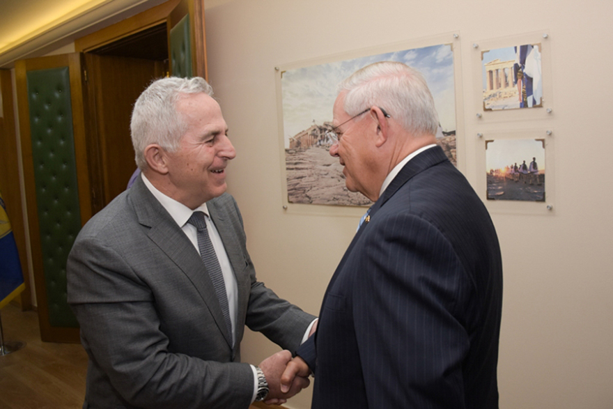 Στην Αθήνα ο Αμερικανός γερουσιαστής Μενέντεζ - Συναντήθηκε με τον υπουργό Άμυνας Αποστολάκη
