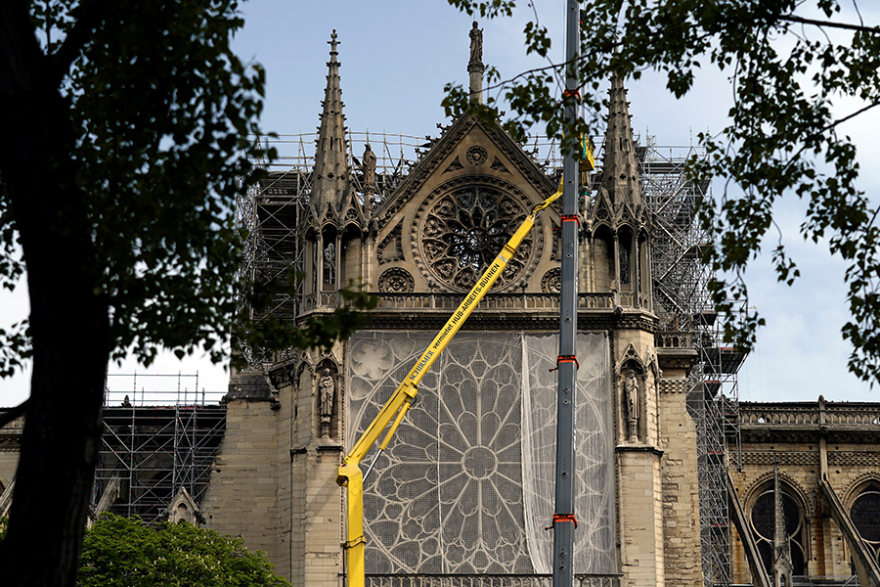Παναγία των Παρισίων: Μετά τη φωτιά η βροχή - Τρέχουν να καλύψουν με μουσαμά τον ναό