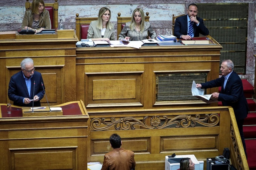 Απίστευτο: Ο Παφίλης ανέβηκε στο βήμα της Βουλής για να δώσει στον Γαβρόγλου τον... «Ριζοσπάστη»