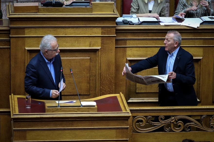 Απίστευτο: Ο Παφίλης ανέβηκε στο βήμα της Βουλής για να δώσει στον Γαβρόγλου τον... «Ριζοσπάστη»