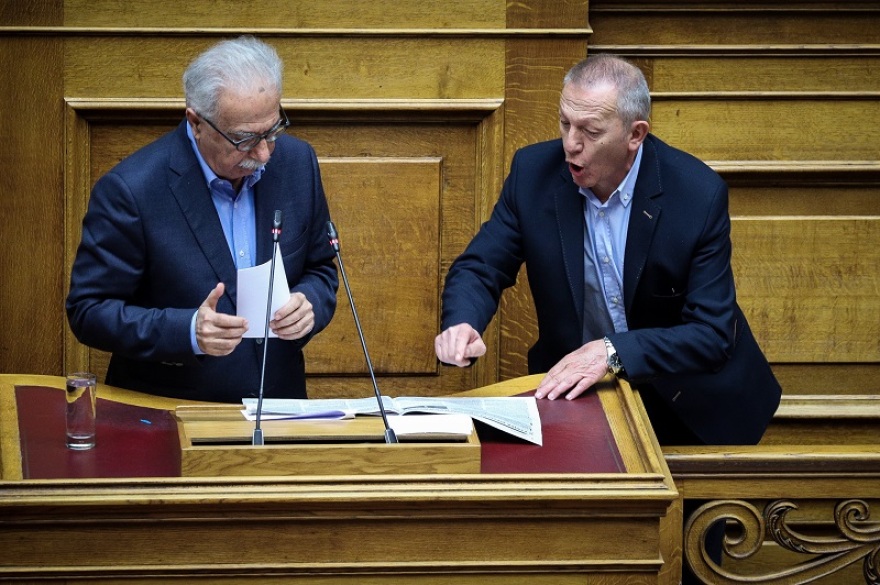 Απίστευτο: Ο Παφίλης ανέβηκε στο βήμα της Βουλής για να δώσει στον Γαβρόγλου τον... «Ριζοσπάστη»