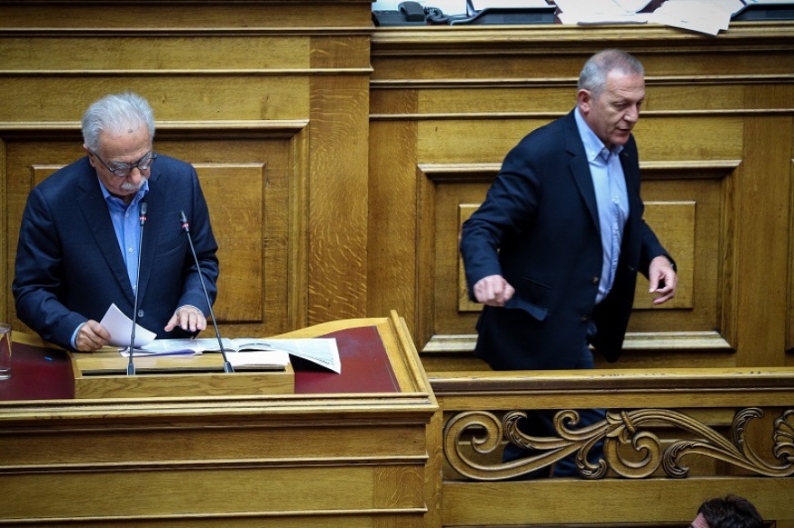 Απίστευτο: Ο Παφίλης ανέβηκε στο βήμα της Βουλής για να δώσει στον Γαβρόγλου τον... «Ριζοσπάστη»