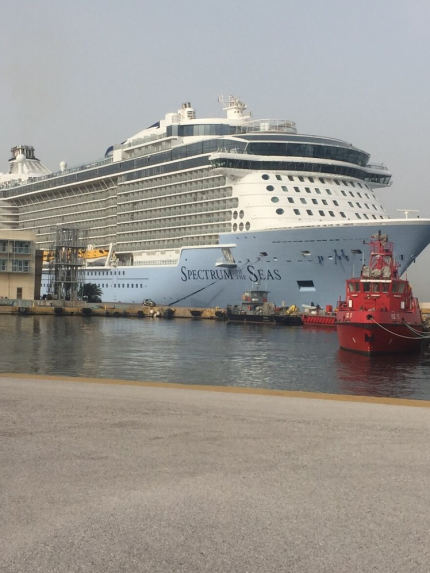 Στον Πειραιά το εντυπωσιακό κρουαζιερόπλοιο «Spectrum of the Seas»
