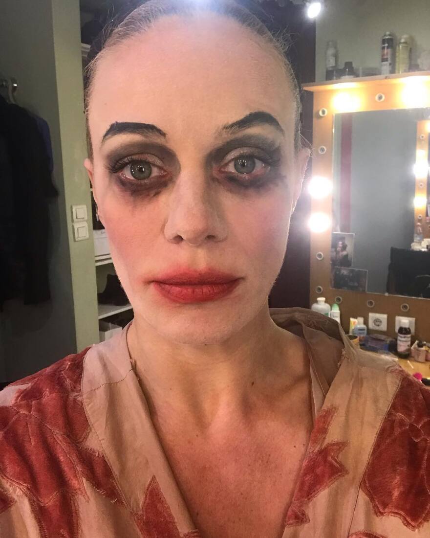 Η Zέτα Μακρυπούλια, όπως δεν την έχουμε ξαναδεί, στο καμαρίνι της  