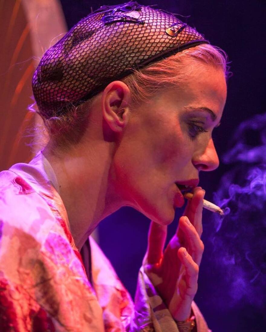 Η Zέτα Μακρυπούλια, όπως δεν την έχουμε ξαναδεί, στο καμαρίνι της  