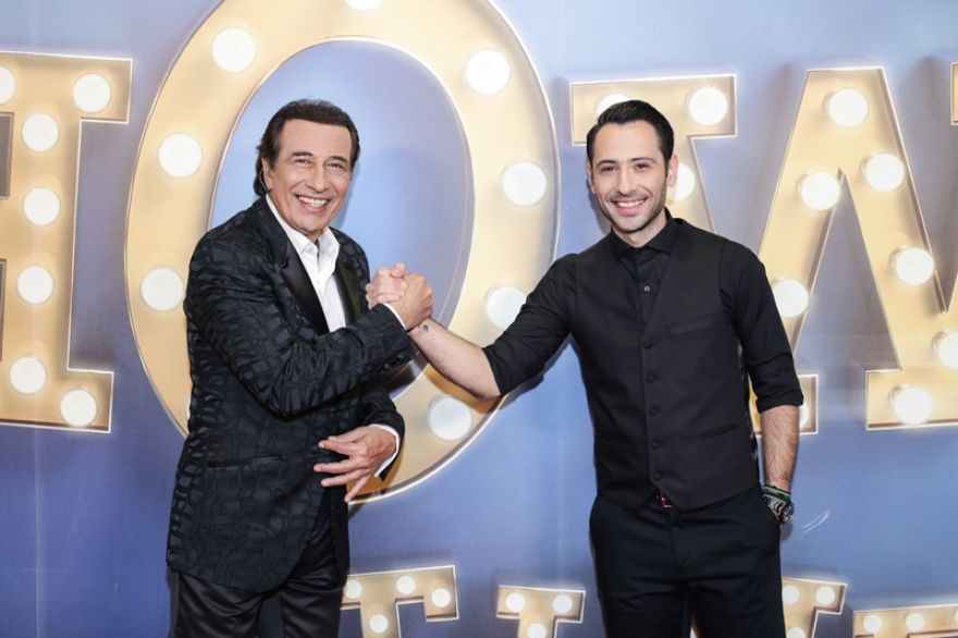 Ο γιος του Αντύπα, Πρόδρομος, τραγουδά ντουέτο με τον πατέρα του στην πιο μεγάλη Πασχαλινή γιορτή!