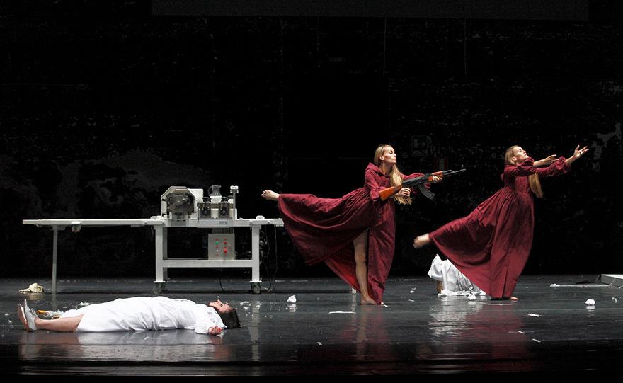 Δύο (αντισυμβατικές) γυναίκες στην Πειραιώς 260