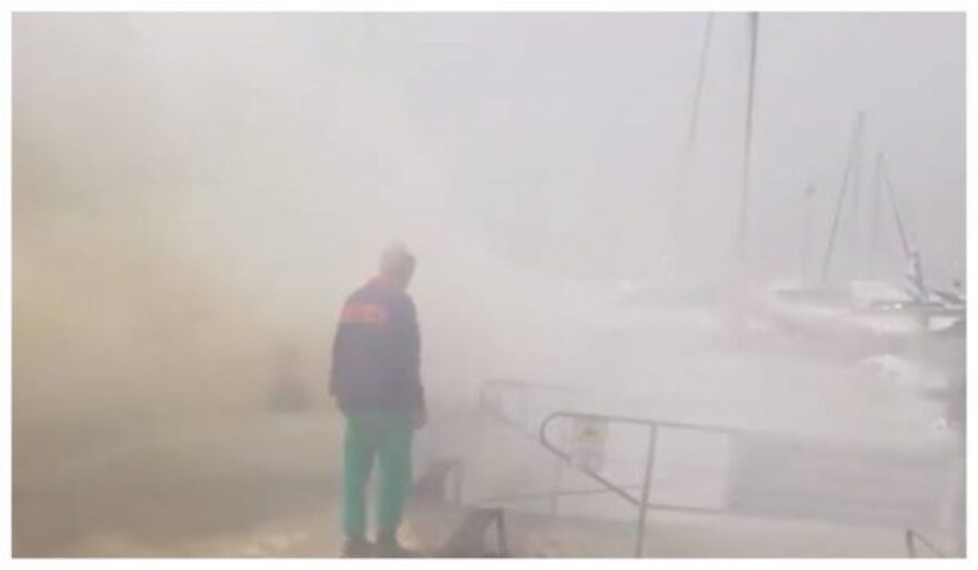 Πυρκαγιά σε σκάφος στη μαρίνα Καλλιθέας - Δεν υπήρχε νερό στους κρουνούς!