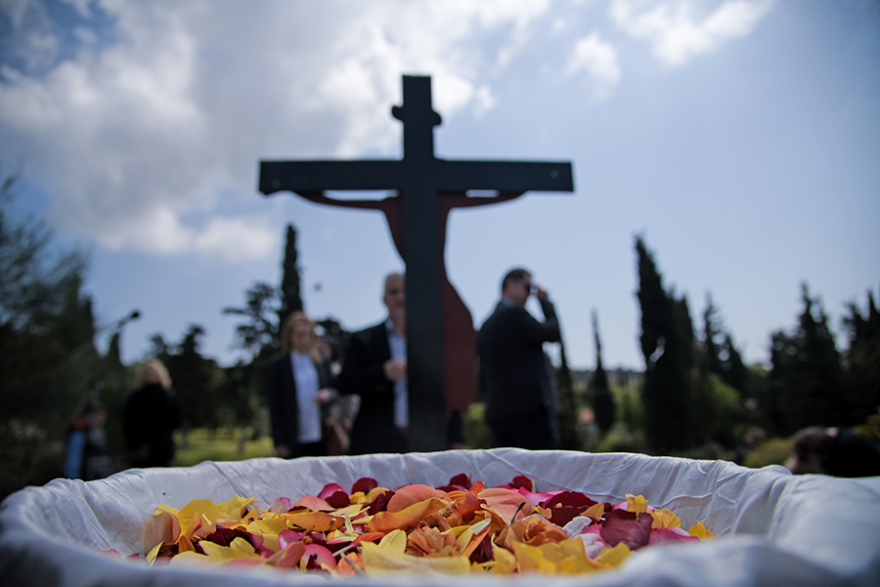 Με κατάνυξη η Αποκαθήλωση στην Ιερά Μονή Πεντέλης