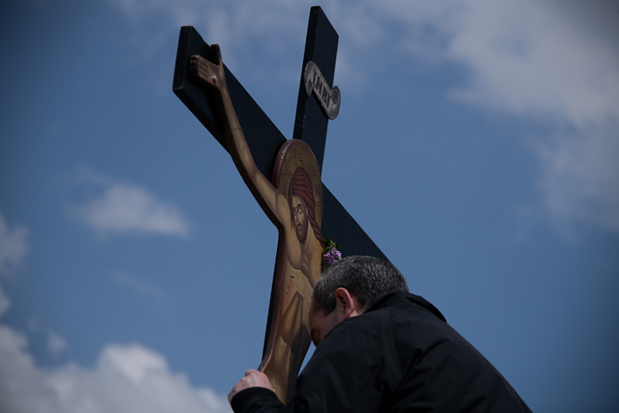 Με κατάνυξη η Αποκαθήλωση στην Ιερά Μονή Πεντέλης