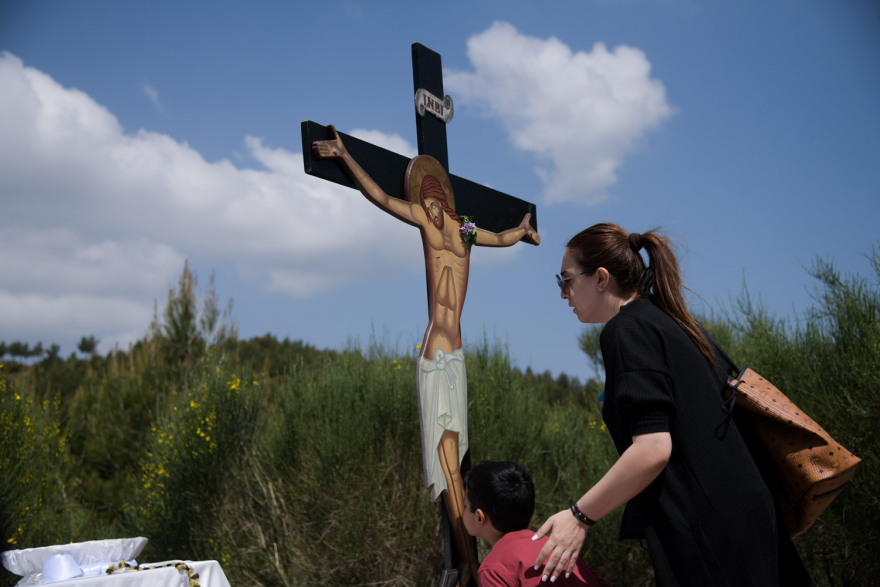 Με κατάνυξη η ακολουθία και η περιφορά του Επιταφίου σε όλη τη χώρα - Δείτε φωτογραφίες