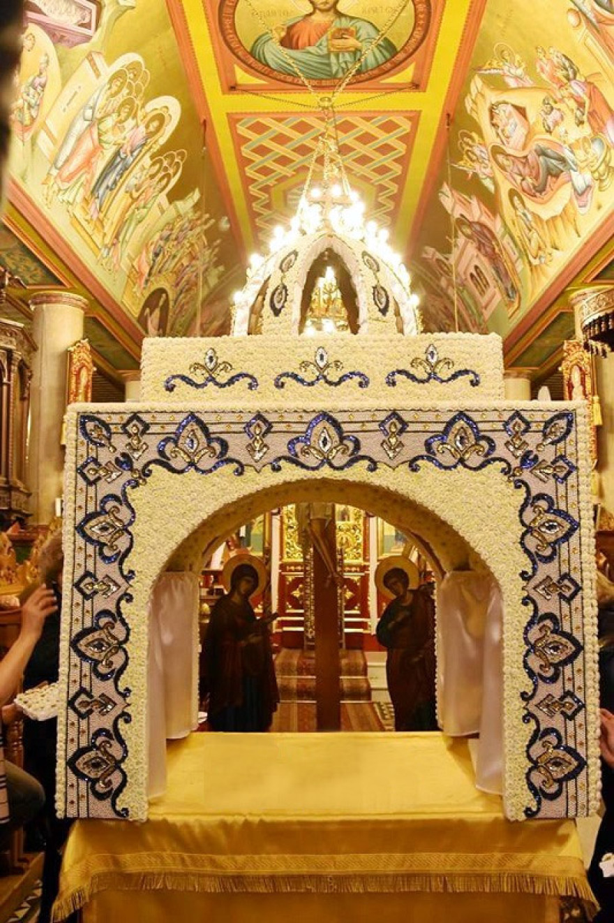 Με 70.000 χάντρες και πέρλες και 20.000 χρυσάνθεμα ο Επιτάφιος στην Ουρανούπολη Χαλκιδικής 