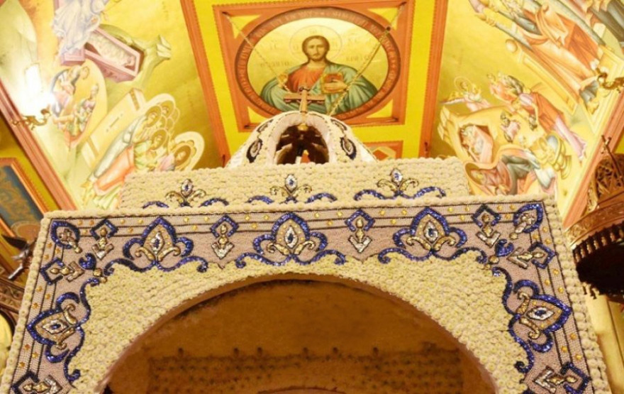 Με 70.000 χάντρες και πέρλες και 20.000 χρυσάνθεμα ο Επιτάφιος στην Ουρανούπολη Χαλκιδικής 