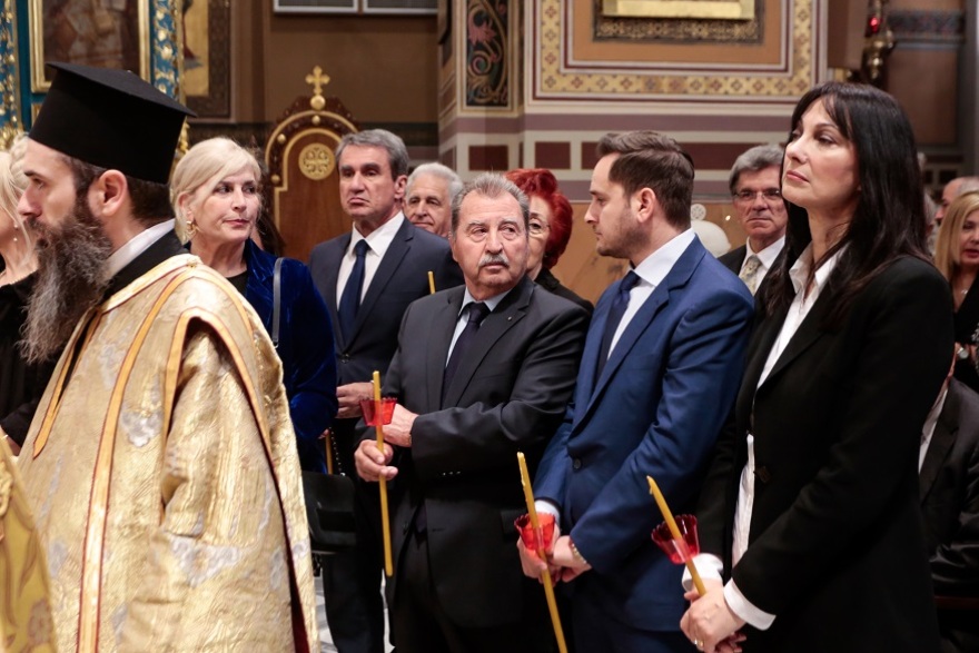 Με κατάνυξη η ακολουθία και η περιφορά του Επιταφίου σε όλη τη χώρα - Δείτε φωτογραφίες