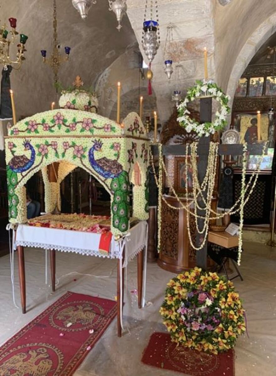 Ο Επιτάφιος στο Φόδελε χρειάστηκε δύο μήνες για να στολιστεί - Δείτε φωτογραφίες