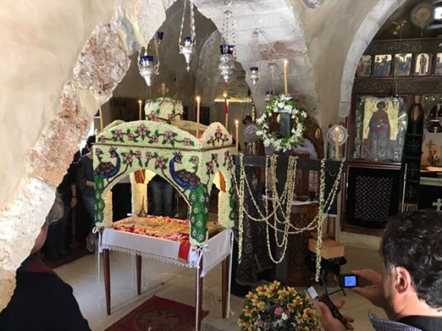 Ο Επιτάφιος στο Φόδελε χρειάστηκε δύο μήνες για να στολιστεί - Δείτε φωτογραφίες