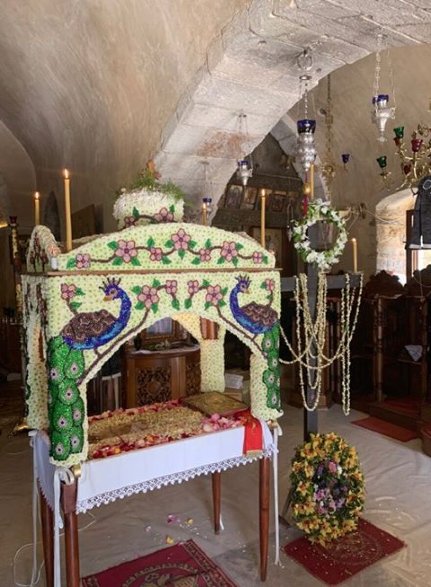 Ο Επιτάφιος στο Φόδελε χρειάστηκε δύο μήνες για να στολιστεί - Δείτε φωτογραφίες