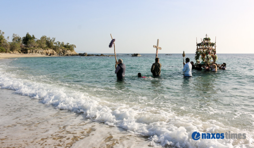 Επιτάφιος στο Καστράκι Νάξου: Μέσα στη θάλασσα η περιφορά - Δείτε φωτογραφίες και βίντεο