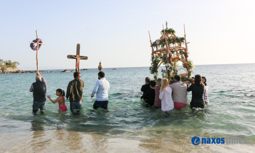 Επιτάφιος στο Καστράκι Νάξου: Μέσα στη θάλασσα η περιφορά - Δείτε φωτογραφίες και βίντεο