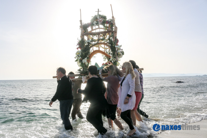 Επιτάφιος στο Καστράκι Νάξου: Μέσα στη θάλασσα η περιφορά - Δείτε φωτογραφίες και βίντεο