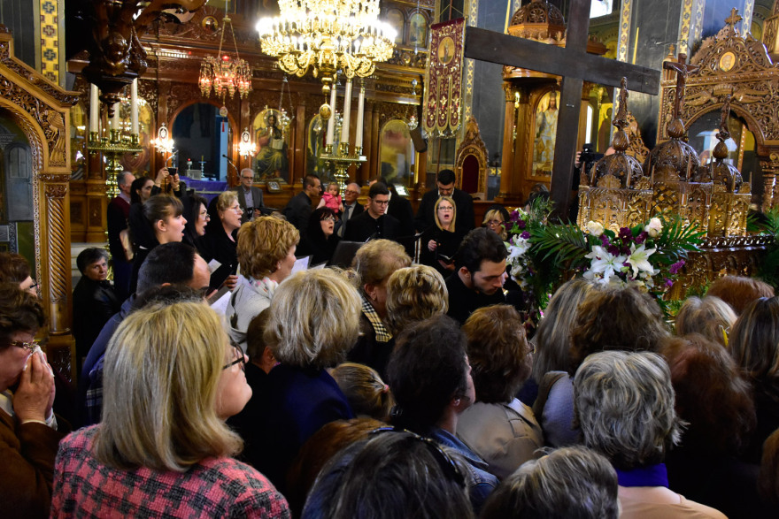 Με κατάνυξη η ακολουθία και η περιφορά του Επιταφίου σε όλη τη χώρα - Δείτε φωτογραφίες