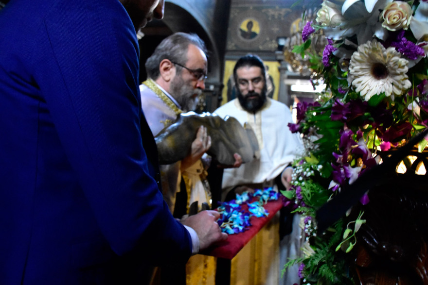 Με κατάνυξη η ακολουθία και η περιφορά του Επιταφίου σε όλη τη χώρα - Δείτε φωτογραφίες