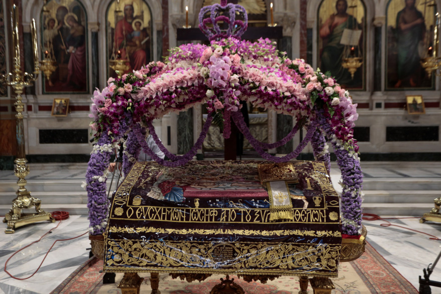 Με κατάνυξη η ακολουθία και η περιφορά του Επιταφίου σε όλη τη χώρα - Δείτε φωτογραφίες