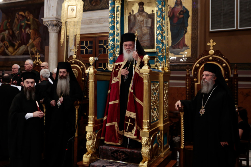 Με κατάνυξη η ακολουθία και η περιφορά του Επιταφίου σε όλη τη χώρα - Δείτε φωτογραφίες