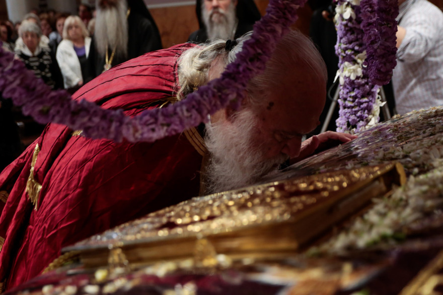 Με κατάνυξη η ακολουθία και η περιφορά του Επιταφίου σε όλη τη χώρα - Δείτε φωτογραφίες