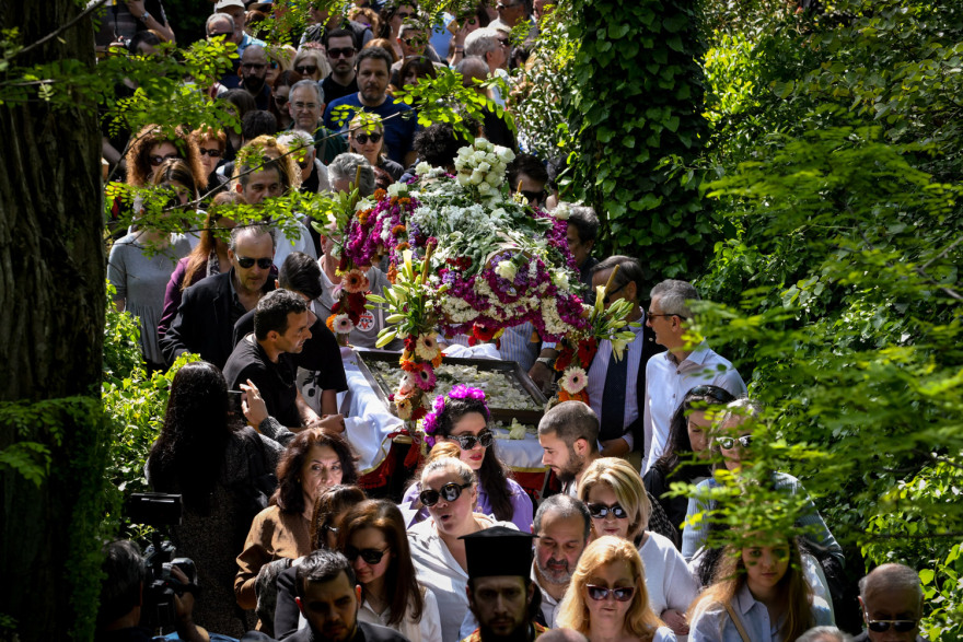 Με κατάνυξη η ακολουθία και η περιφορά του Επιταφίου σε όλη τη χώρα - Δείτε φωτογραφίες