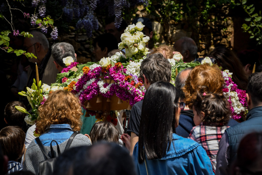 Με κατάνυξη η ακολουθία και η περιφορά του Επιταφίου σε όλη τη χώρα - Δείτε φωτογραφίες